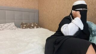La femme arabe parlant au téléphone et touchant sa chatte à l'orgasme