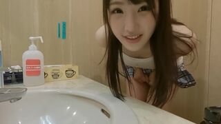 Mignon japonais fille baisée dans un café ordinaire avec des jouets et des travaux de souffle