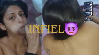 Je baise la petite amie de mon copain pendant que son copain lui envoie un message