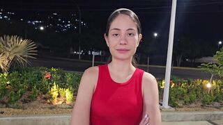 Une adolescente sexy est coincée dans la rue, et je vais l'aider à rentrer chez elle