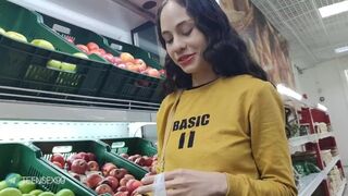 J'invite une fille étrange du marché, et elle devient une folle