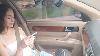 Mon meilleur ami me demande de lui sucer la bite, alors on s'arrête au bord de la route pour baiser