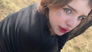 Hot nymphoman baise l'exhibitionniste dans les bois