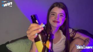 Mon meilleur ami m'a invité pour la nuit et m'a séduit dans un pov