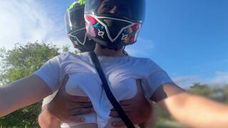 J'ai ramassé un passager sans soutien-gorge, et elle a remarqué mes seins géants