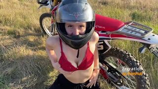 Chaud biker poussin suce le motard dans le champ enduro