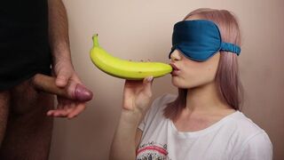 Petit stepsister jouant dans le jeu de fruits bandés
