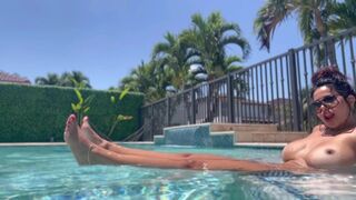 Chaud fille arabe, nue, se gâtant dans la piscine