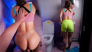 Salope avec le cul parfait, ils vont la baiser dans les toilettes!