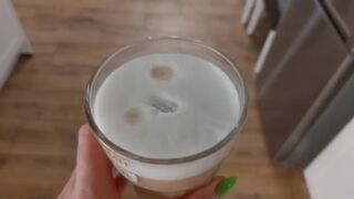 Le mari corné boit du café avec le goût du sperme après que sa femme ait sucé son ami et que sa bouche en eut marre