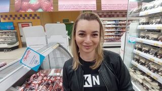 Je l'ai rencontré faire du shopping, il est nul en public, et il avale le gros éjaculation