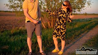 Joli sari bhabhi a demandé des instructions à un étranger desi, et ils l'ont baisé dur dans le coucher de soleil violet