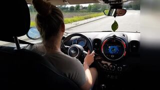 Femme chaude sucer un étranger dans une voiture dans la rue publique