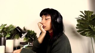 Adolescent fille asiatique prenant une pause d'étudier pour une masturbation sauvage avec une fausse bite