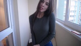 La ferme de jolie fille montre ses seins