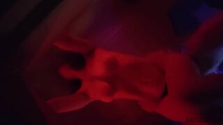 Chaud mamans se faire baiser dans les chiens dans le sauna