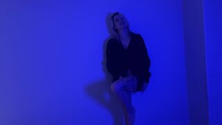 Bomber blonde sensible se masturbe sauvagement avec son gros cul et seins
