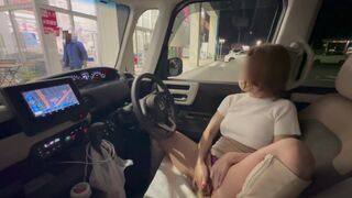 Pervert, gros seins maman salope se masturbe dans la voiture en public, même si un jeune gars peut voir