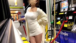 Hot lady se montre dans le magasin avec de gros seins et devient excité par les pisser