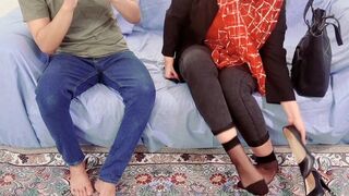 Chaud maman baise la bite d'un étranger pendant qu'il regarde le téléphone de son mari