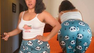 La belle-mère Mostoha gronde son beau-fils et demande un massage pour soulager le stress