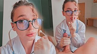 J'ai fini dans un hôpital avec une infirmière sexy qui fixe ma bite
