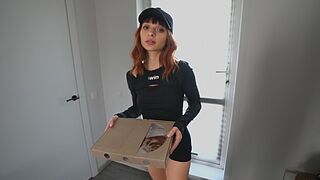 Sexy écolière coursier mangé ma pizza et je l'ai baisée chatte serrée