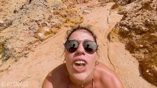 Une forte pisse jaune sur la plage publique et remplit mon visage sur la côte du Brésil