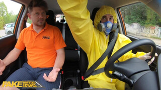 Fausse auto-école - la fille monte dans la voiture avec une combinaison de protection contre les matières dangereuses.