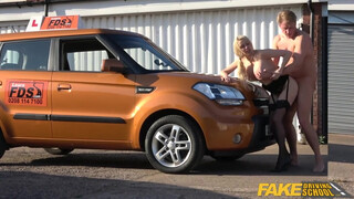 Fausse auto-école - et si on l'essayait sur le capot ?