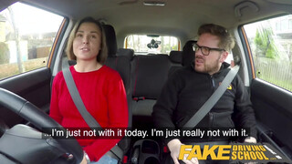 Fausse fille décontractée de l'auto-école avec des seins rebondis