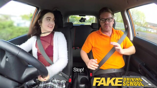 Fake Driving School - La chatte serrée de la nouvelle élève initiée