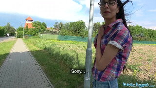 Agent public - Adolescente timide dans la prairie