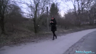 Agent public - Alicia Wild montre ses seins