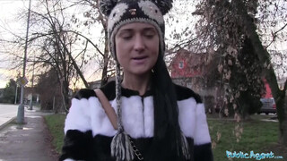 Agent public - jolie fille russe de la rue