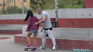 Agent public - Apolonia Lapiedra et son petit ami