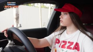 J'ai baisé la pizza pour être en retard, et j'ai récompensé sa chatte avec un goût énorme