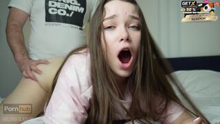 Il a attrapé son beau-père gémissant, et il ne s'attendait pas à deux bites dures - Valeria sladkih