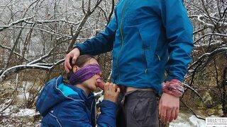 Pipe publique et ingestion de bites sur la rive de la rivière de montagne