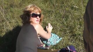 Wild plage perverse regarder à une sexy blonde maman salope tandis que bronzer nu, battre la bite dure et spritzing dans un pow