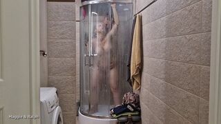 J'étais vraiment excitée, alors je suis montée dans la douche de mon beau-père