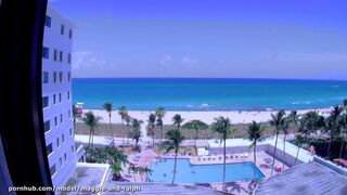 Nu sur la plage de Miami, fenêtre de la chambre d'hôtel sur l'océan