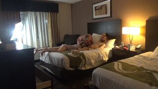 Deux blondes qui travaillent dur sur une grosse bite Partie 2