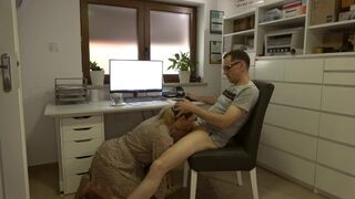Secrétaire apporte du café au bureau, puis il roule dur avec sa chatte serrée, pousse son visage