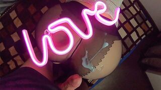 Amateur couple sensuelle baise sous la lumière rose dans la pov
