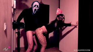 Masqué fou dur baise la fille brune devant le miroir - Halloween rôle jouer fétichiste double jeu
