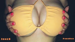 Tibia dans la piscine dans un soutien-gorge sexy