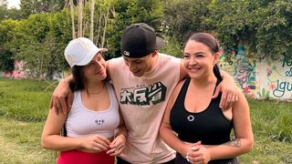 Il offre de l'argent étranger aux copines dans le parc public pour baiser leur chatte serrée