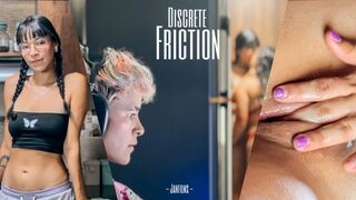 Des doigts délicieux ! Les petites amies se mangent avec des baisers et se baisent avec leur voisin occupé