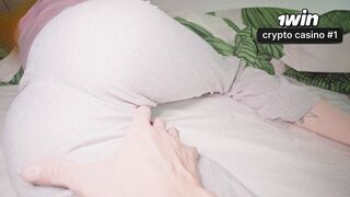 Mon voisin m'a réveillée pour baiser mes petits trous